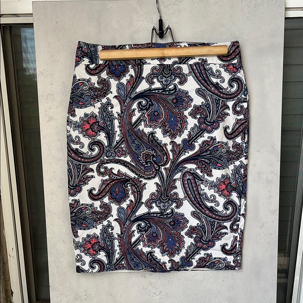 Ann Taylor Paisley Pencil Skirt - Size 6 - Lined & Lightweight 🌺